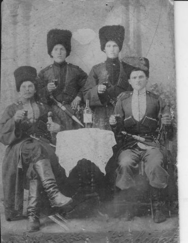 Казаки ст.Полтавской. Справа стоит Ралко Емельян Максимович, погиб в 1916 году. Фото из архива Ольги Вишняковой
